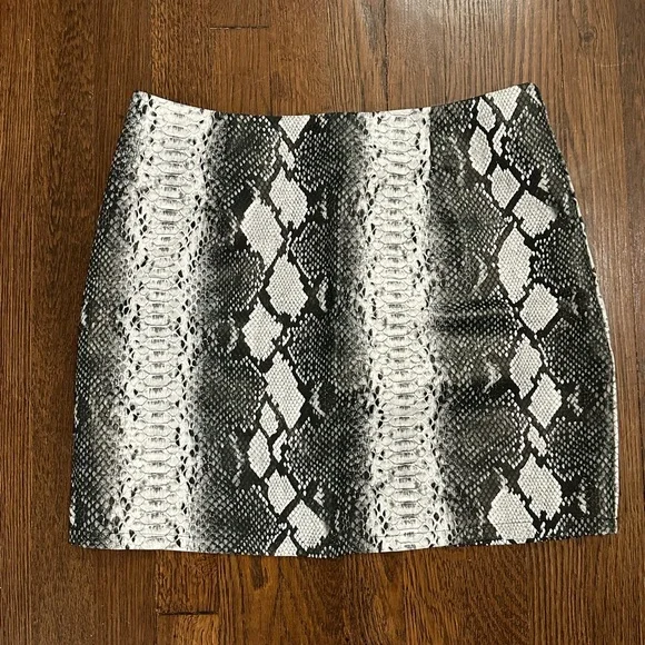 Superdown Cassandra Snake Mini Skirt in Gray Multi- Large - Picture 5 of 8